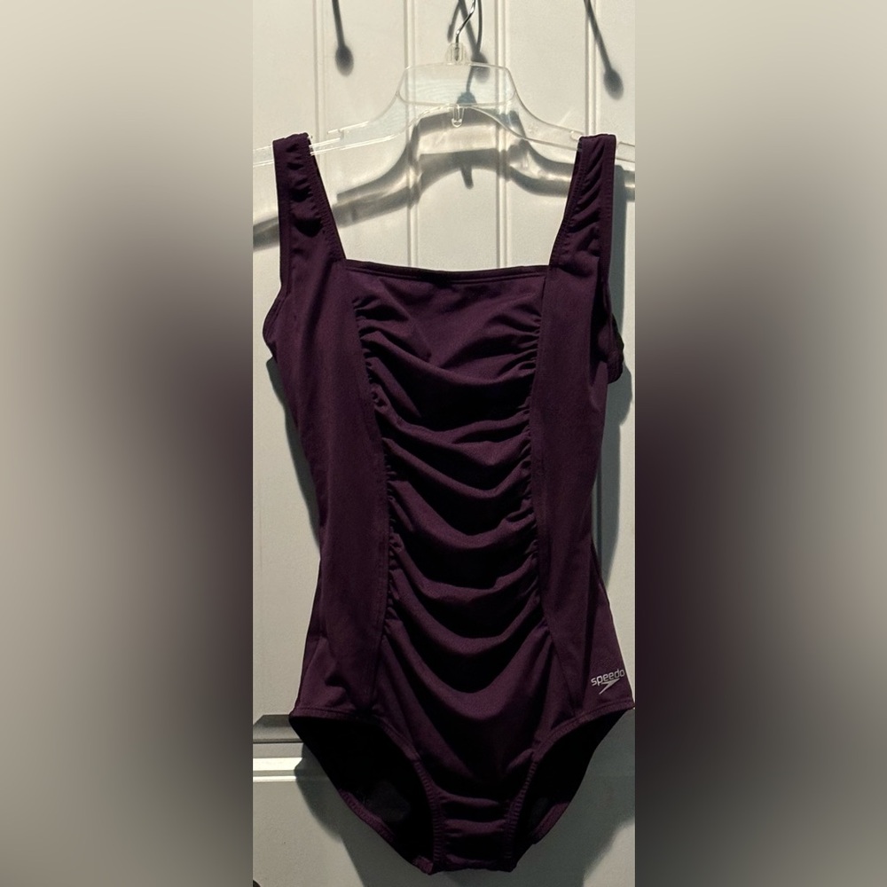Speedo Endurance women’s size 8, one piece swimsuit